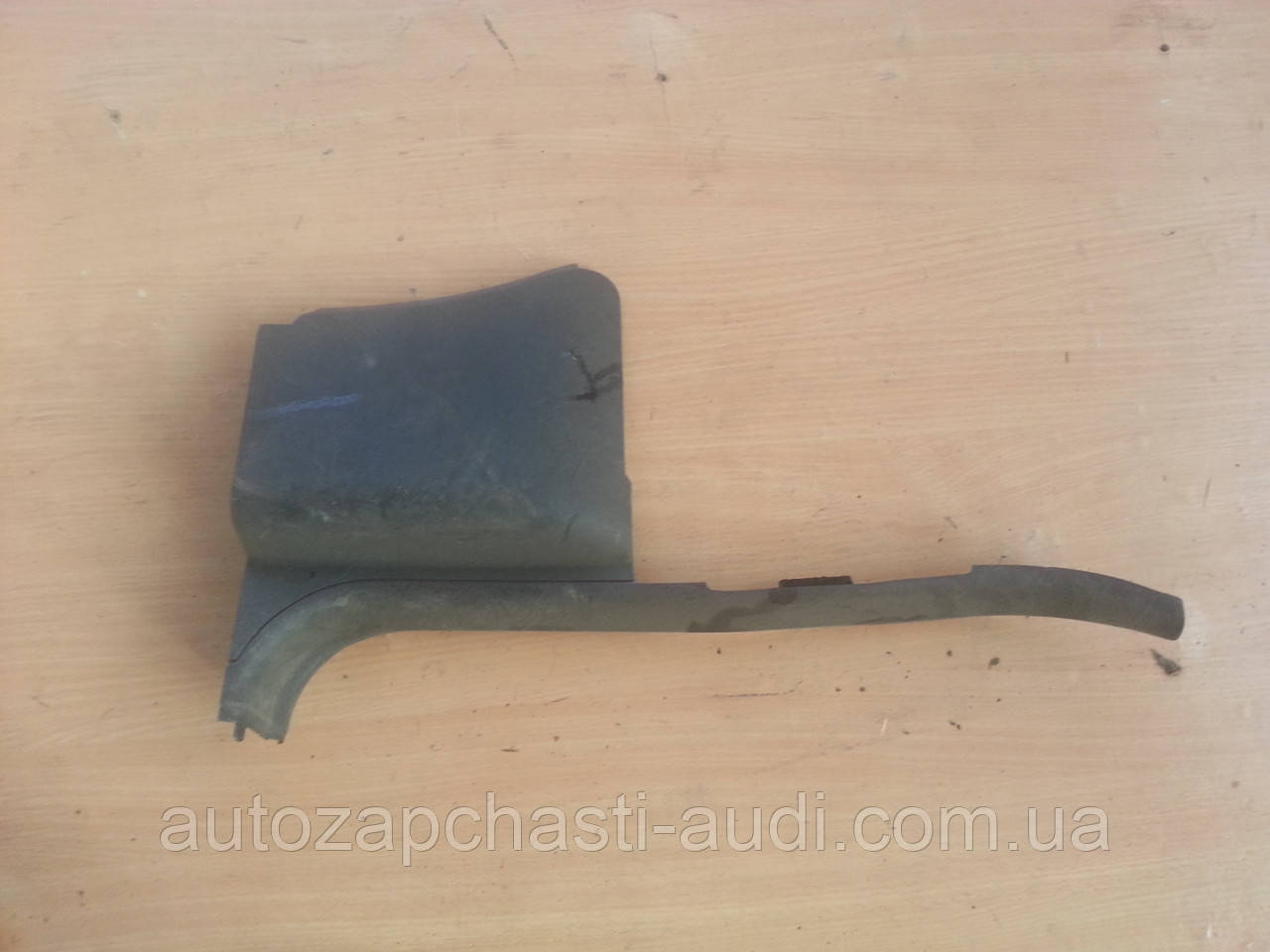 Права кришка блока реле біля ніг пасажира Audi 100 A6 C4 91-97г, фото 1