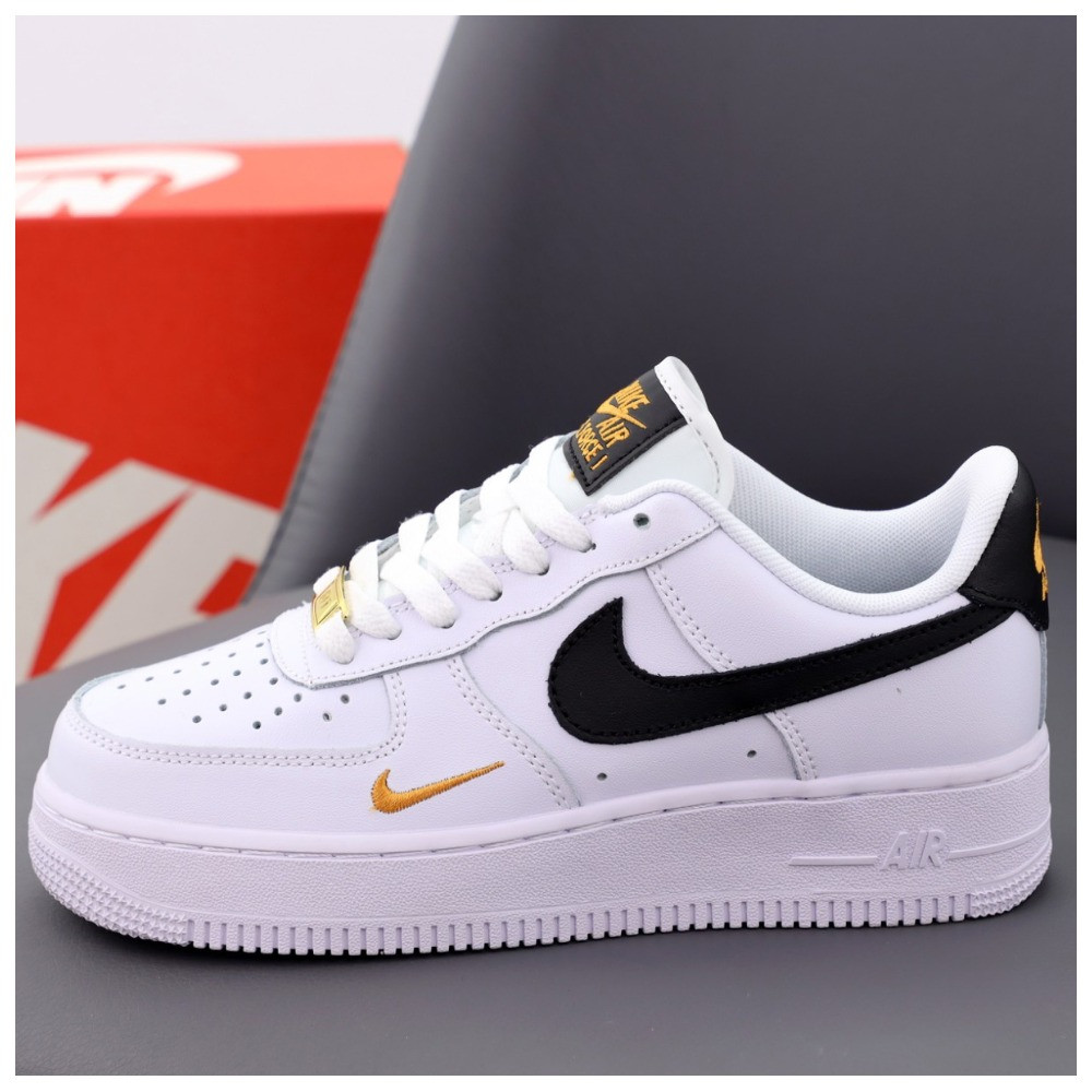 Чоловічі / жіночі кросівки Nike Air Force 1 '07 White Black Gold Essential Mini Swoosh, білі шкіряні кросівки найк аір форс 1 аїр, фото 1