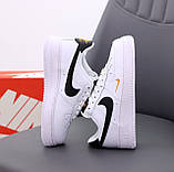 Чоловічі / жіночі кросівки Nike Air Force 1 '07 White Black Gold Essential Mini Swoosh, білі шкіряні кросівки найк аір форс 1 аїр, фото 5