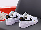 Чоловічі / жіночі кросівки Nike Air Force 1 '07 White Black Gold Essential Mini Swoosh, білі шкіряні кросівки найк аір форс 1 аїр, фото 6