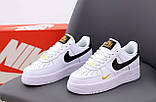 Чоловічі / жіночі кросівки Nike Air Force 1 '07 White Black Gold Essential Mini Swoosh, білі шкіряні кросівки найк аір форс 1 аїр, фото 2