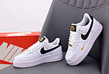 Чоловічі / жіночі кросівки Nike Air Force 1 '07 White Black Gold Essential Mini Swoosh, білі шкіряні кросівки найк аір форс 1 аїр, фото 3
