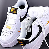 Чоловічі / жіночі кросівки Nike Air Force 1 '07 White Black Gold Essential Mini Swoosh, білі шкіряні кросівки найк аір форс 1 аїр, фото 8