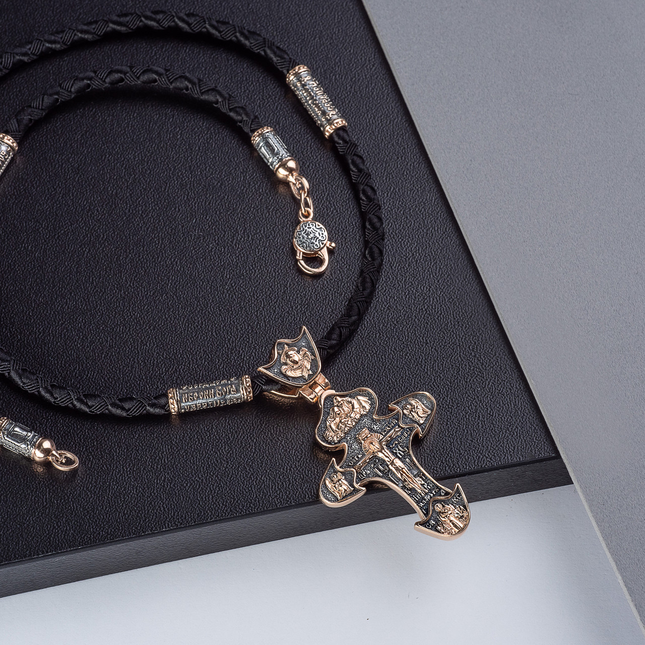 Серебряный крестик и шнурок со вставками из серебра 925 пробы с позолотой и чернением 846/4п+Кр0190п - фото 1 - id-p1566832945