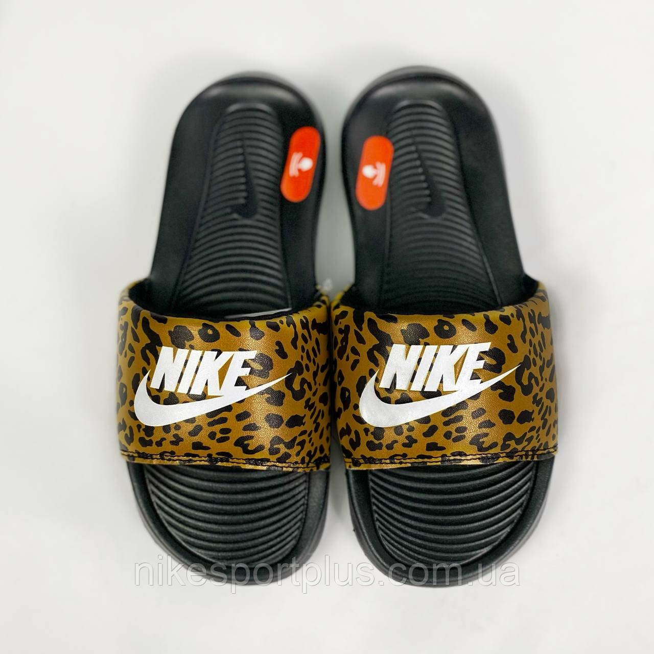 КАПЦІ W NIKE VICTORI ONE SLIDE PRINT CN9676-700