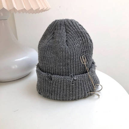 Шапка Біні Рвана з Булавкою розмір One Size 55-58 см Сіра, фото 1