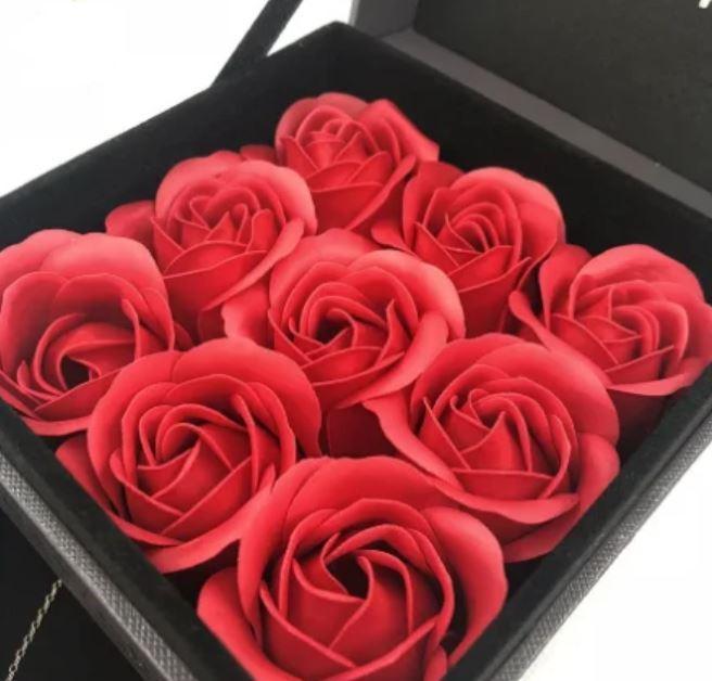 Подарок на 14 февраля розы из мыла с кулоном - фото 3 - id-p1567602075