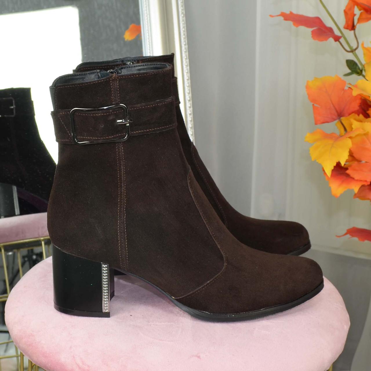 Замшеві черевики на невисокому каблуці, декоровані ремінцем. Колір коричневий, фото 1