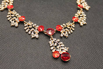 Стильне кольє золотисте з білими червоними каменями гірський кришталь