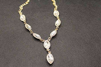 Стильне кольє золотисте з білим каменями гірський кришталь