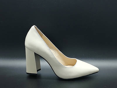 Шкіряні туфлі на підборах. Розміри: 33, 34 (бежеві);  33 чорні).