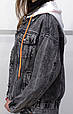 Жіноча джинсова курточка колір сірий графіт зі знімним капюшоном, фото 2