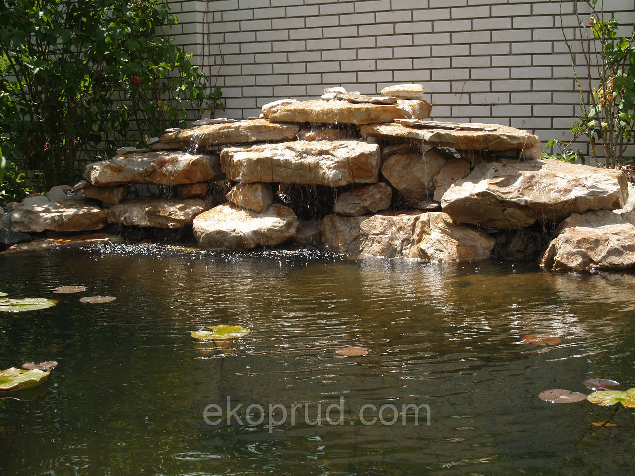 Водоспад заввишки майже 1 метр і завширшки до 2 метрів