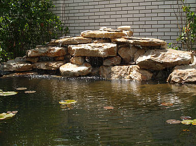 Водоспад заввишки майже 1 метр і завширшки до 2 метрів