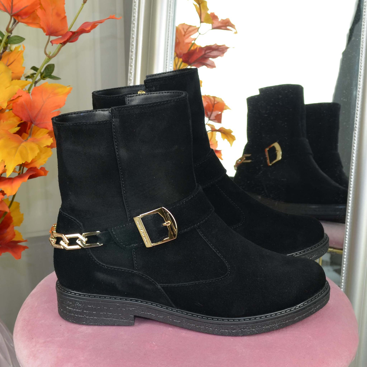 Замшеві черевики чорні жіночі, декоровані ланцюгом і ремінцем, фото 1