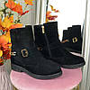 Замшеві черевики чорні жіночі, декоровані ланцюгом і ремінцем, фото 3
