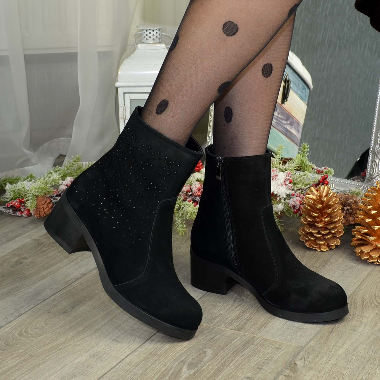 Черевики чорні жіночі замшеві на невисокому каблуці, декоровані накаткою каменів, фото 1