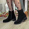 Черевики чорні жіночі замшеві на невисокому каблуці, декоровані накаткою каменів, фото 3