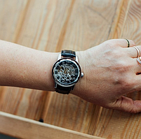 Красивий жіночий годинник, наручний механічний годинник