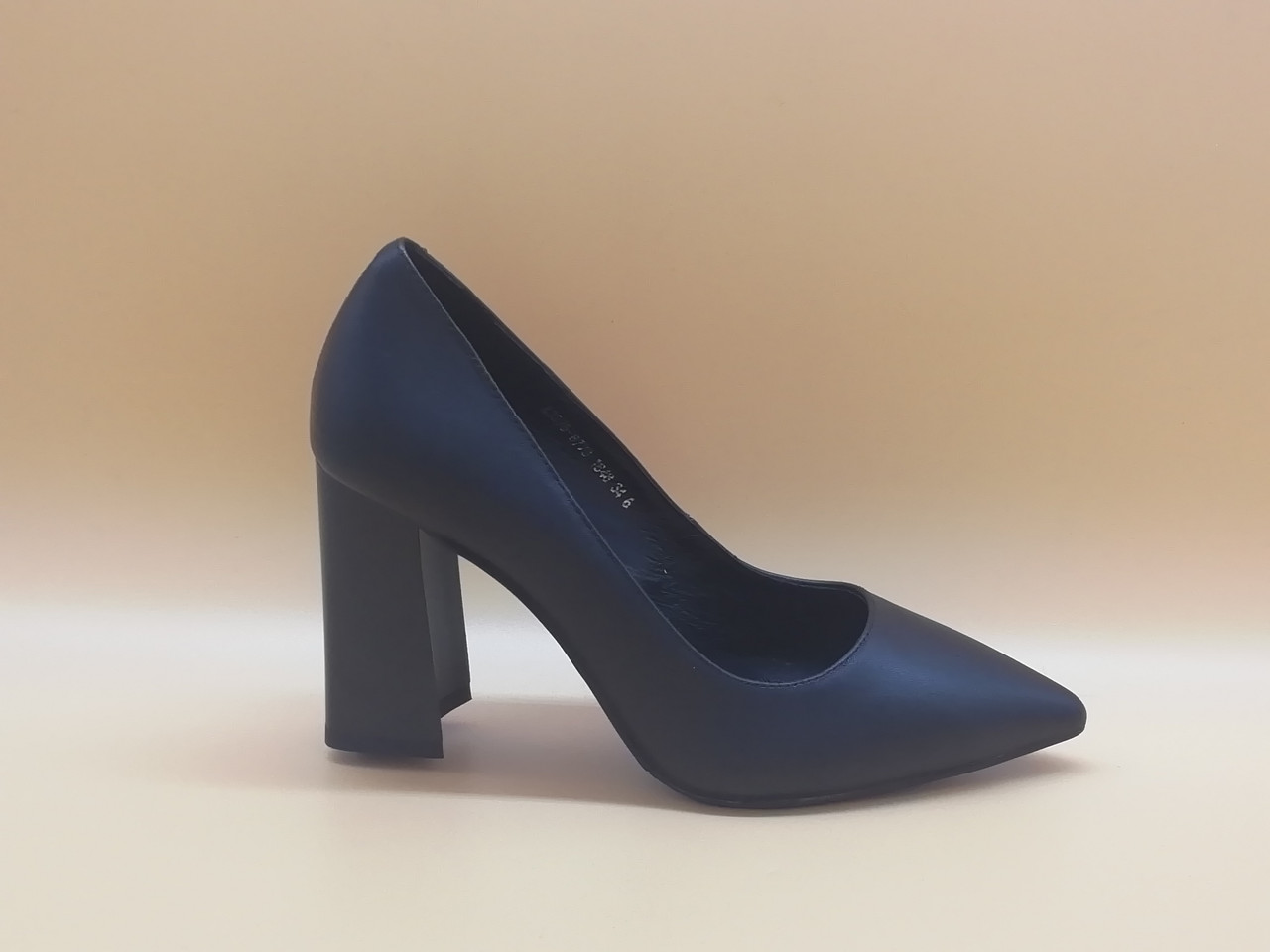 Шкіряні туфлі на підборах. Розміри: 33 (чорні);  33, 34 (бежеві)., фото 1