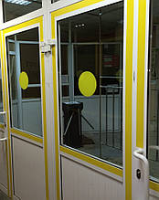 Контрастна жовта стрічка для маркування дверей