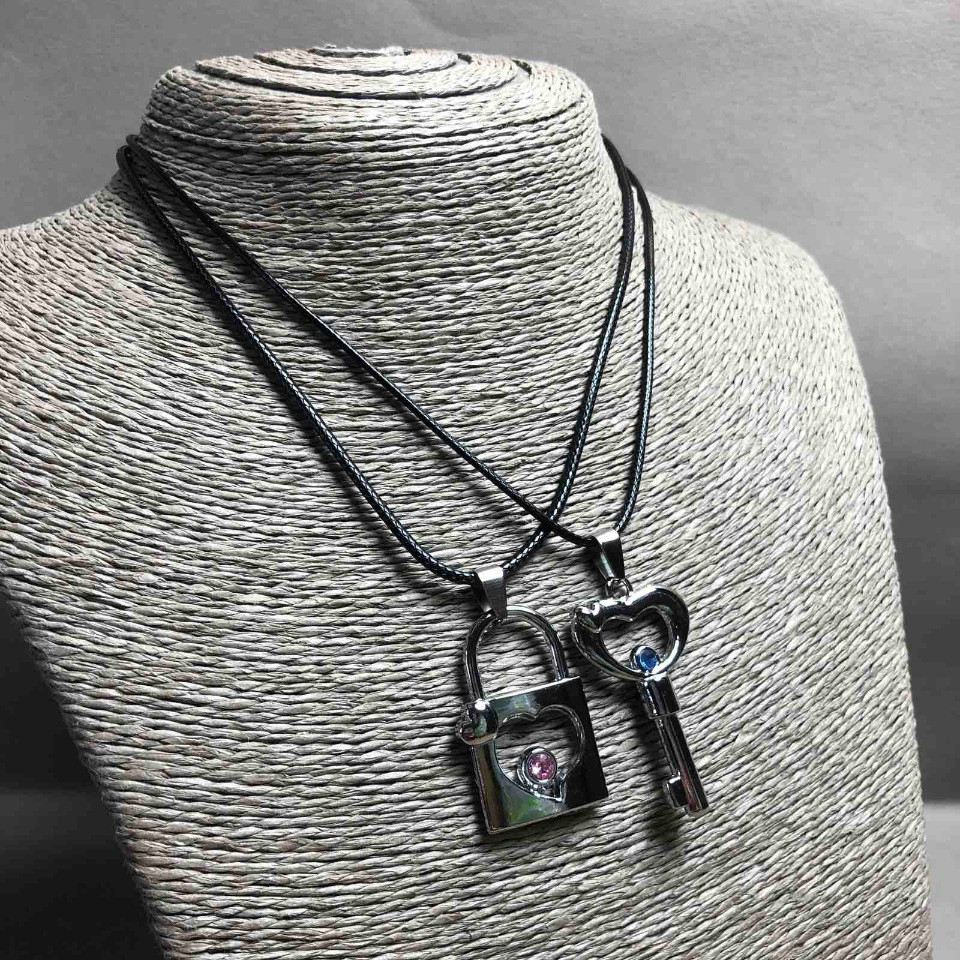 Парні кулони Ключ і Замок, сріблястий метал, синя і рожева страза 45х30мм + - L-45-50см, фото 1