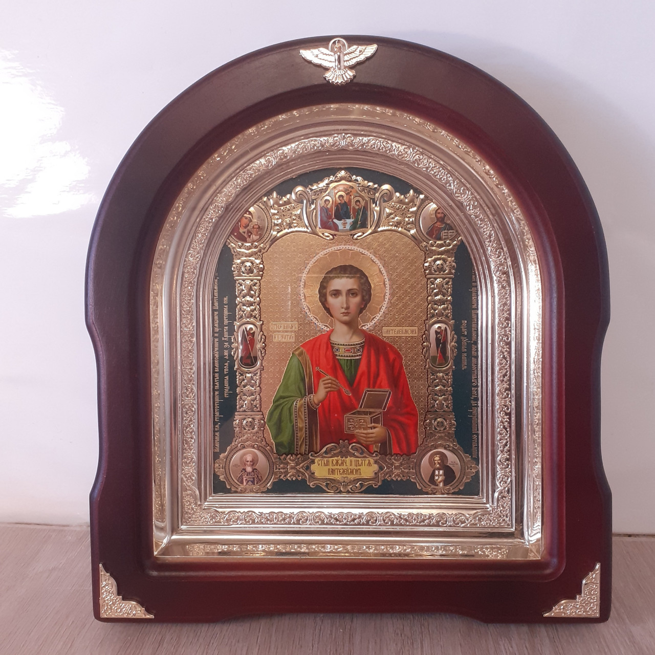 Ікона Свята Великочікува та цілитель Пантелеймон, лік 15х18 см, у темному дерев'яному кіоті, арка