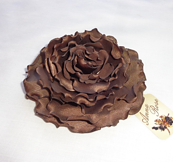Брошь цветок из коричневой ткани ручной работы "Гвоздика Шоколад" - фото 1 - id-p458838636