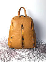 Женский городской рюкзак из эко кожи горчичного цвета.