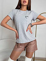 Женская футболка с принтом "Сердечко" размеры от 42 до 48. Светло-серая