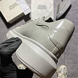 Жіночі кросівки Alexander McQueen Galaxy Grey, сірі лаковані шкіряні кросівки александр макквін, фото 6