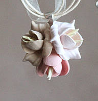 Кулон ручної роботи з квітами з полімерної глини "Персикова карамель"