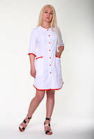 Медичний жіночий батистовый білий халат без коміра з червоною ставкою, на гудзиках 42-60