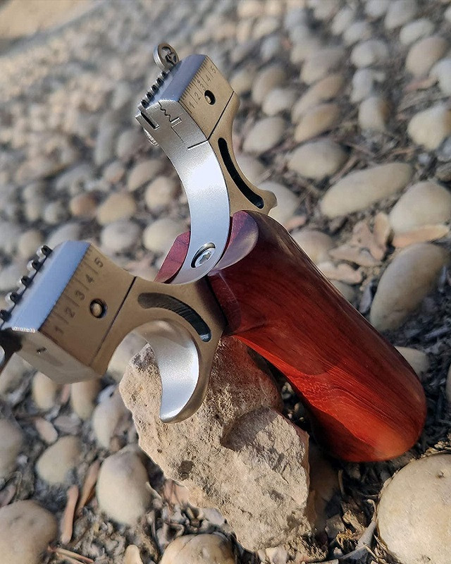 Рогатка з нічним прицілом та рівнем для спорту та риболовлі з дерев'яною ручкою, фото 1