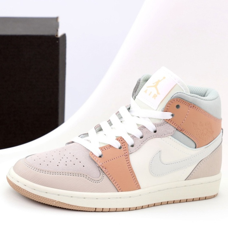 Жіночі кросівки Nike Air Jordan 1 Retro High осінь-весна повсякденні пудрові з білим. Живе фото, фото 1