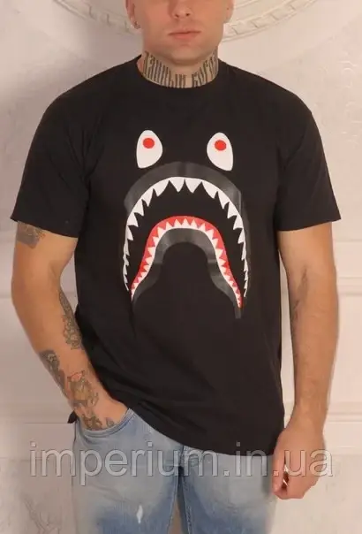 Чорна стильна футболка з логотипом bape shark