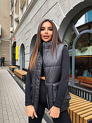 Жіночий стьобаний жилет із плащової тканини на синтепоні з накладними кишенями (р. 42-46) 371487