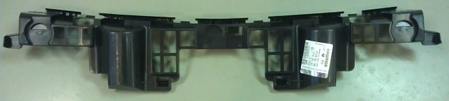 Кронштейн (напрямна, опора) переднього бампера центральний GM 13225772 OPEL Astra-H