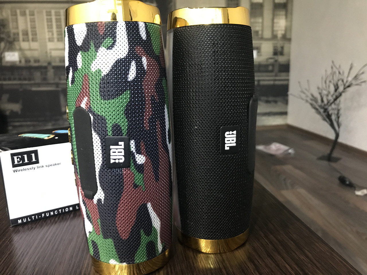 Портативна бездротова колонка JBL (E 11 solo). Світить різними кольорами, купол колонки білий.