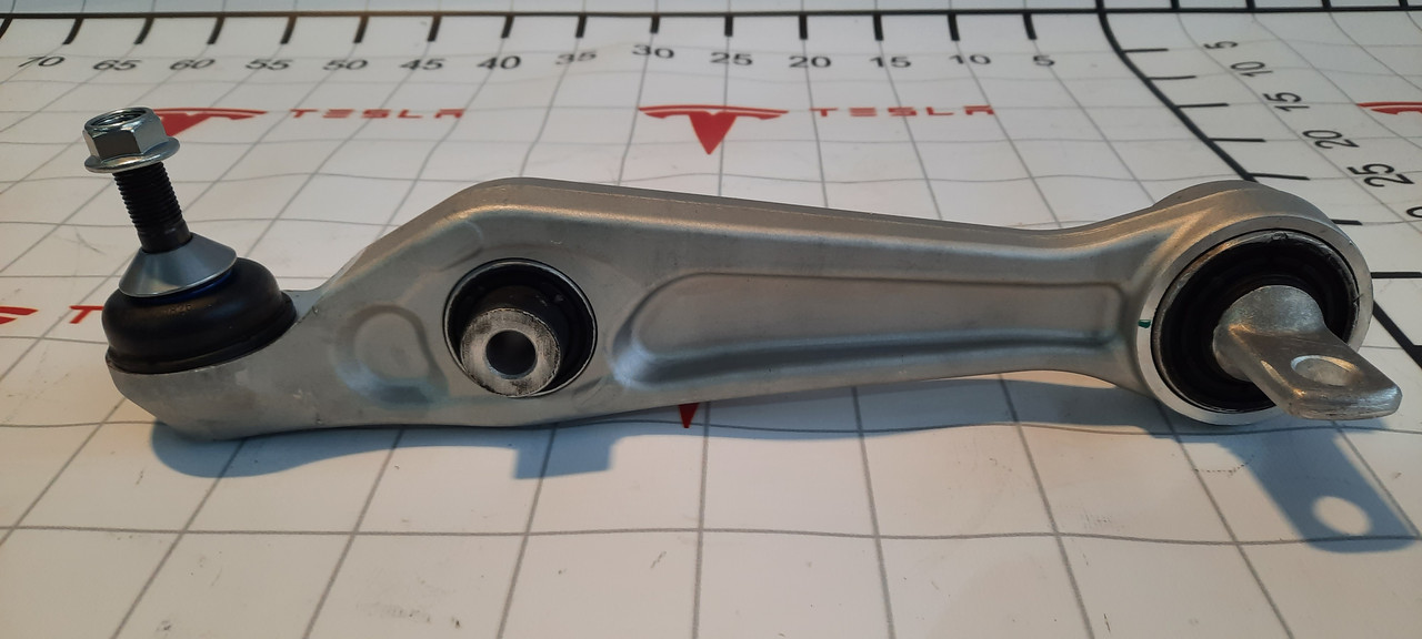 1044341-00-DL Важіль передньої підвіски нижній лівий Tesla Model 3 (104434100D)