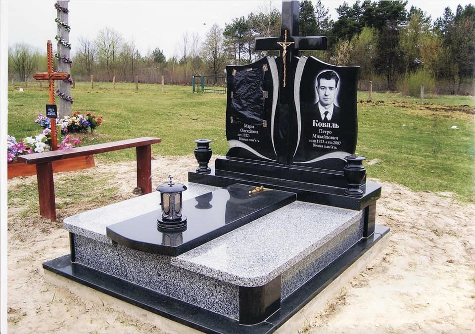 Подвійний пам'ятник з до похованням на двох із сірого граніту 2200*2300
