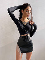 Костюм жіночий трикотажний топ з запахом і спідниця декорована бахромою з сураз Kb1418, фото 3