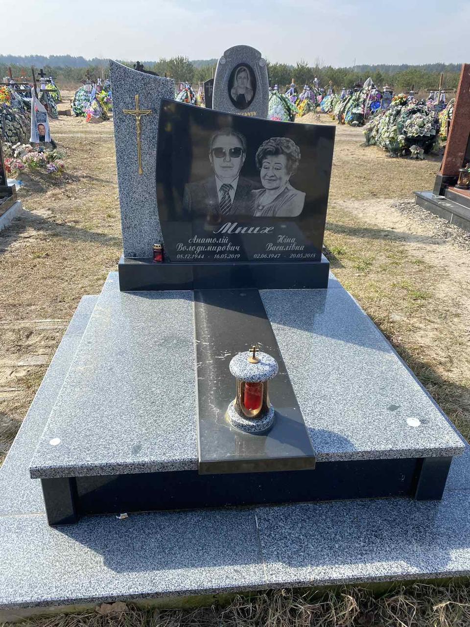 Подвійний пам'ятник із сірого граніту на двох 2000*2000