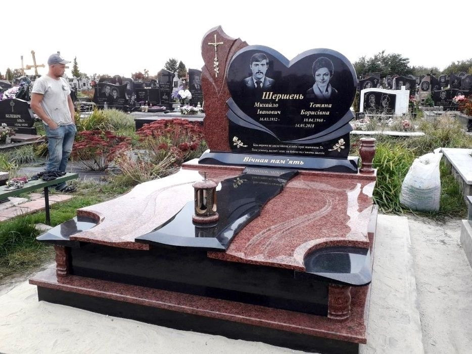 Подвійний пам'ятник на двох із граніту лізник на могилу 2200*2400