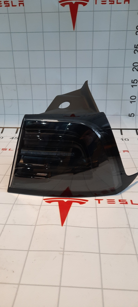 1077398-00-R Ліхтар задній зовнішній правий (білий) Tesla Model 3 (107739800F)