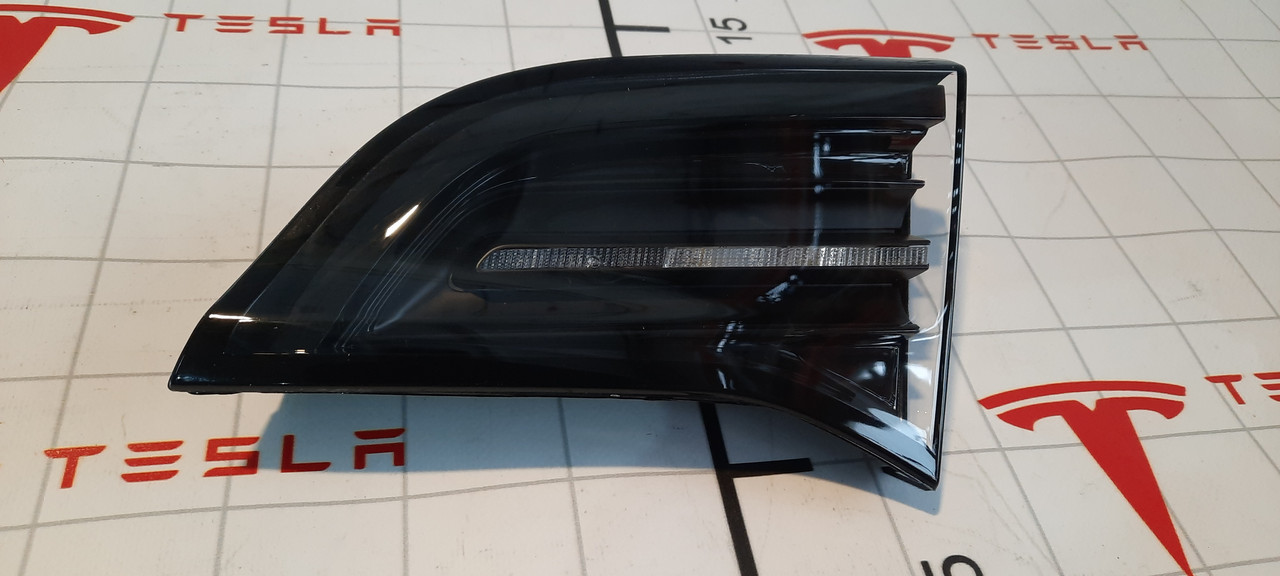 1077402-00-F Ліхтар задній внутрішній правий (білий) Tesla Model 3 (107740200F)