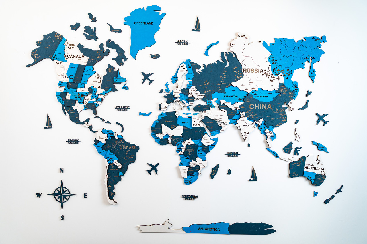 Дерев'яна карта світу з лісами і горами