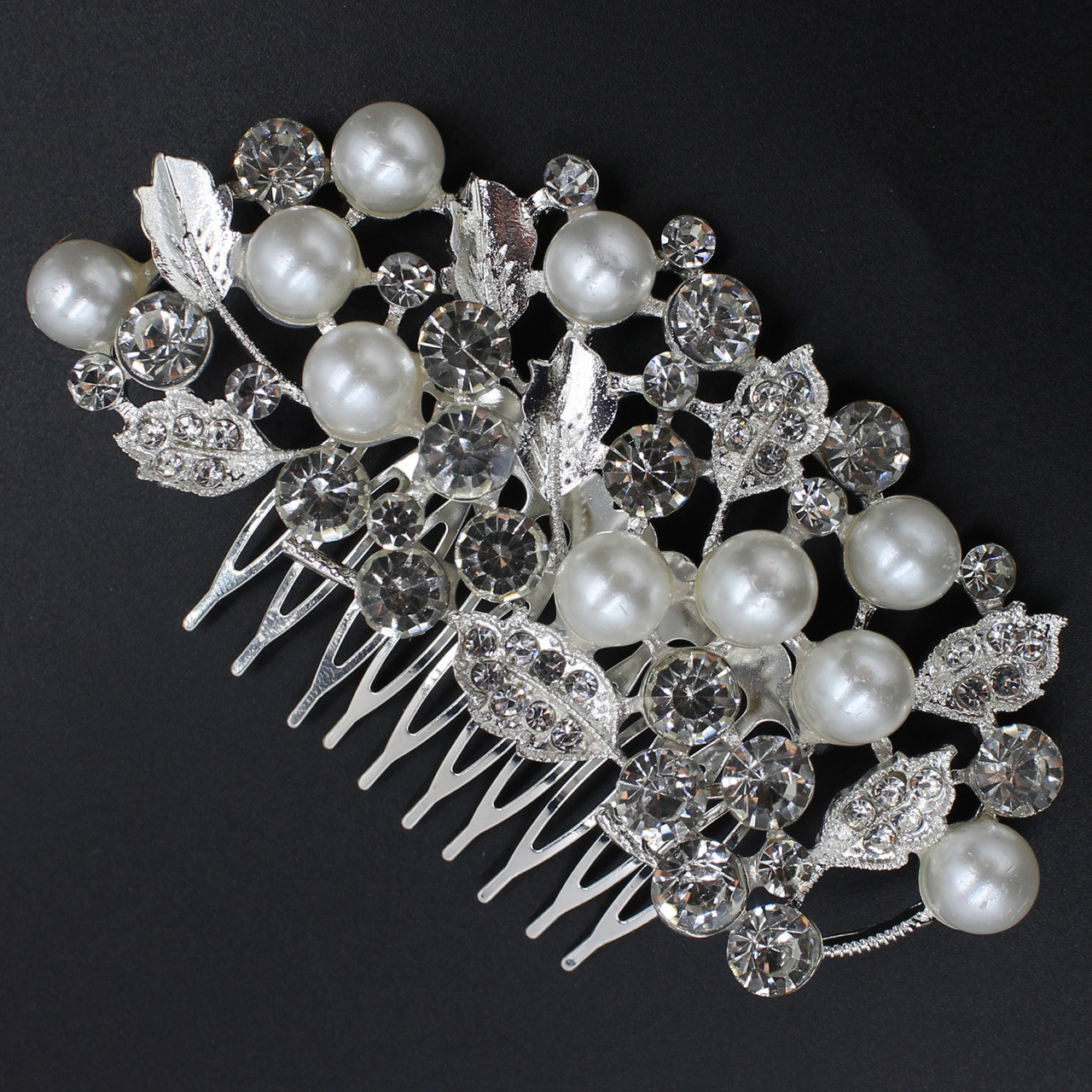 Гребінець для волосся сріблястий металевий пелюстки зі стразами та перлами висота 100х50 мм - фото 1 - id-p1572663346