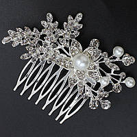 Гребінець для волосся сріблястий металевий квіточок із пелюстками із сапфірами та перлами висота 80х40 мм