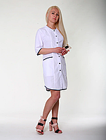 Медицинский женский халат батистовый белый с черными пуговицами